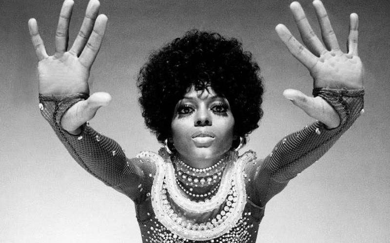 oi-gunaikes-tou-ritsarnt-abenton-stin-athina