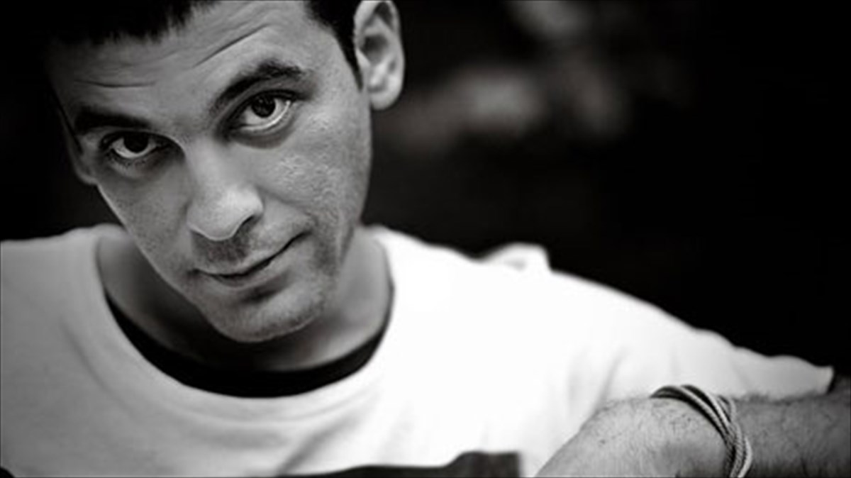 duo-tragoudopoioi-tis-polis-mplekoun-tis-istories-tous