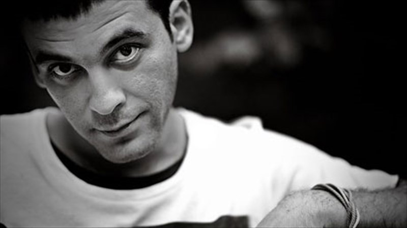 duo-tragoudopoioi-tis-polis-mplekoun-tis-istories-tous