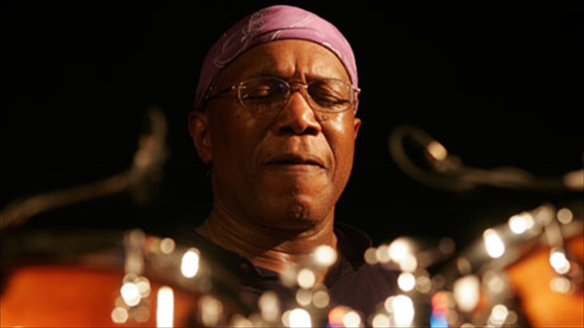 enas-apo-tous-kaluterous-drummer-tou-kosmou-sto-megaro