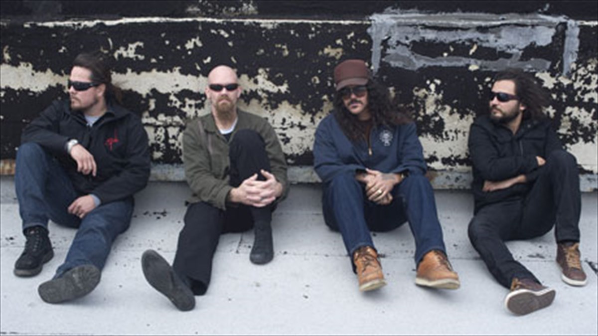 oi-kyuss-ananeonontai-kai-bazoun-fotia-sto-fuzz