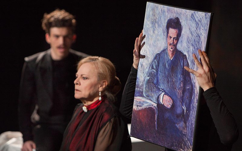 o-pelekanos-tou-strintmpergk-teleutaies-parastaseis-sto-apo-mixanis-theatro