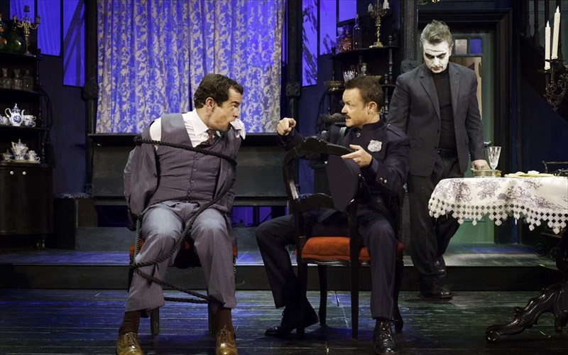 arseniko-kai-palia-dantela-paratasi-parastaseon