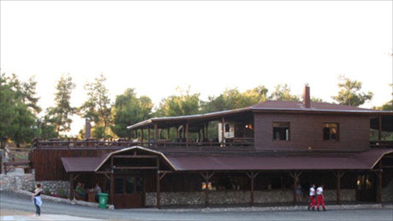 triimero-me-paradosiakes-geuseis-sti-malakasa