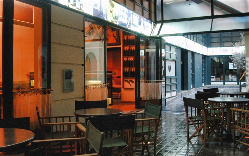 annas-trapezakia-ekso-soublaki-kai-mpuritsa