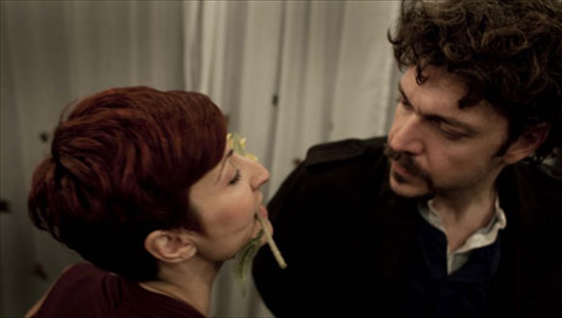 i-erotiki-allilografia-tou-tsexof-sti-theatriki-skini