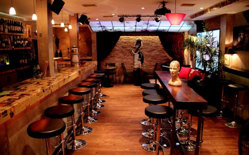 ta-maura-papia-metakomizoun-kai-to-giortazoun