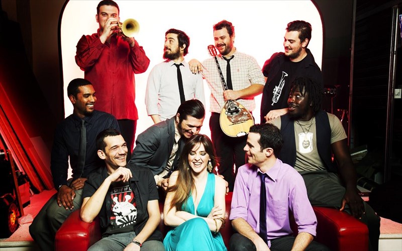 i-elliniki-mousiki-skini-paizei-simera-dunata