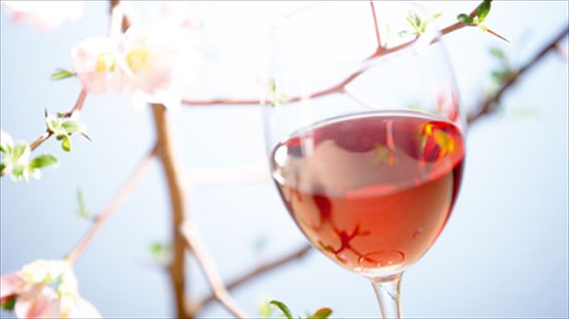 poio-krasi-na-anoiksoume-sto-pasxalino-mas-trapezi