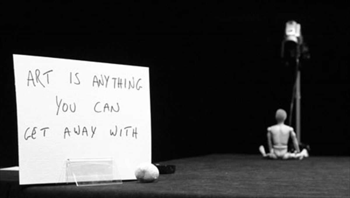 tim-crouch-o-airetikos-tou-bretanikou-theatrou-airetikos-tou-bretanikou-theatrou