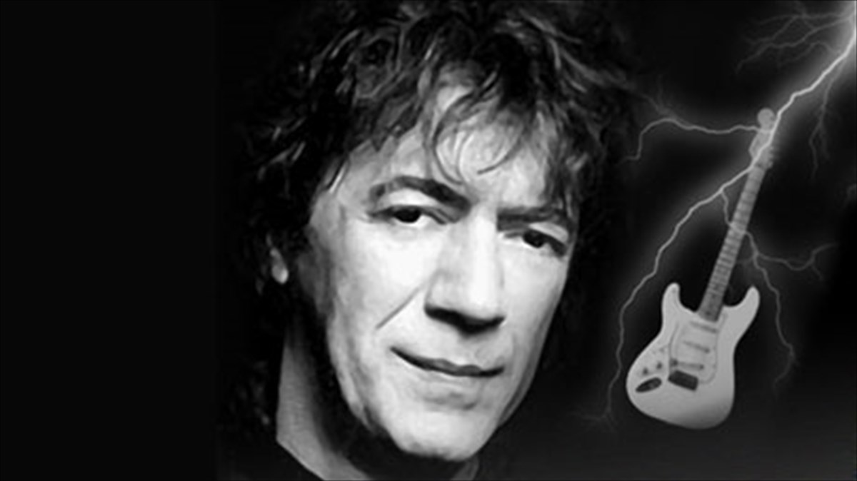 mia-olokliri-epoxi-zontaneuei-sti-skini-tou-oksugonou