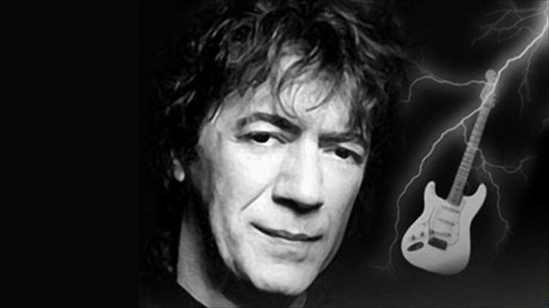 mia-olokliri-epoxi-zontaneuei-sti-skini-tou-oksugonou