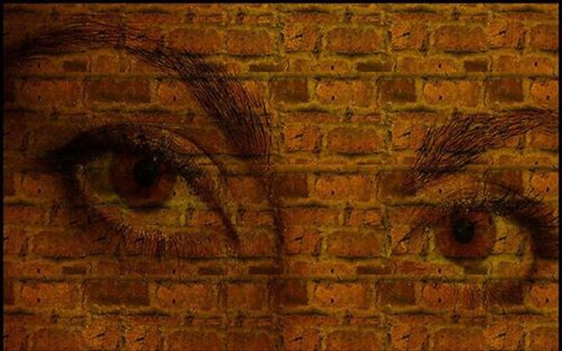 to-skismeno-peplo-tis-esthir-gkioulsan