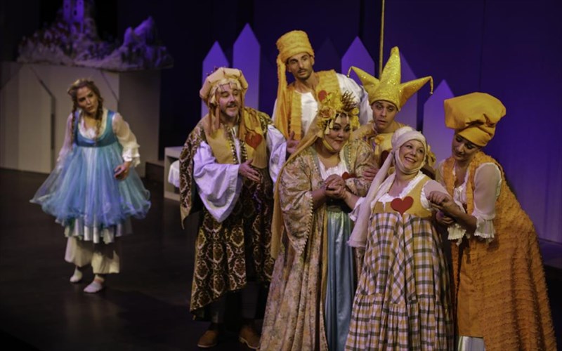 karmen-rouggeri-periodeia-me-to-to-magiko-kleidi