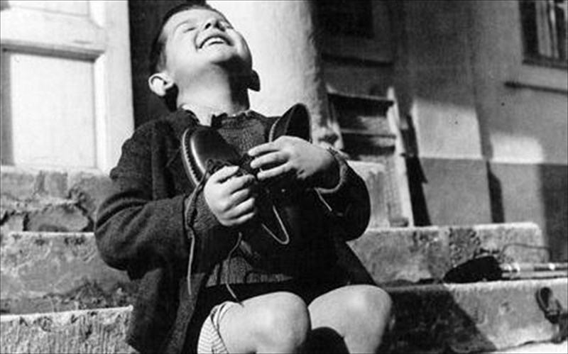 akolouthiste-tis-istories-pou-perpatisan-ta-maura-papoutsia-tis-parelasis