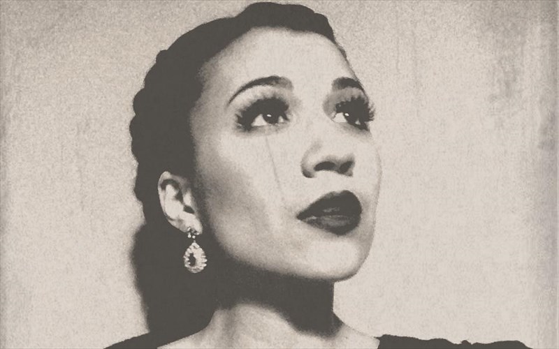 tzaz-kai-mplouz-ston-kipo-tou-nomismatikou-mouseiou