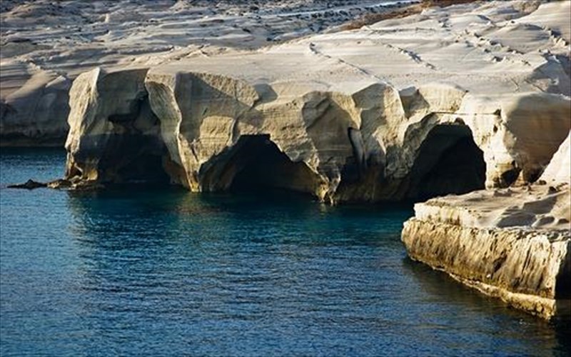 iera-nisos-anakiruxthike-i-milos-logo-ton-katakombon-milos-logo-ton-katakombon