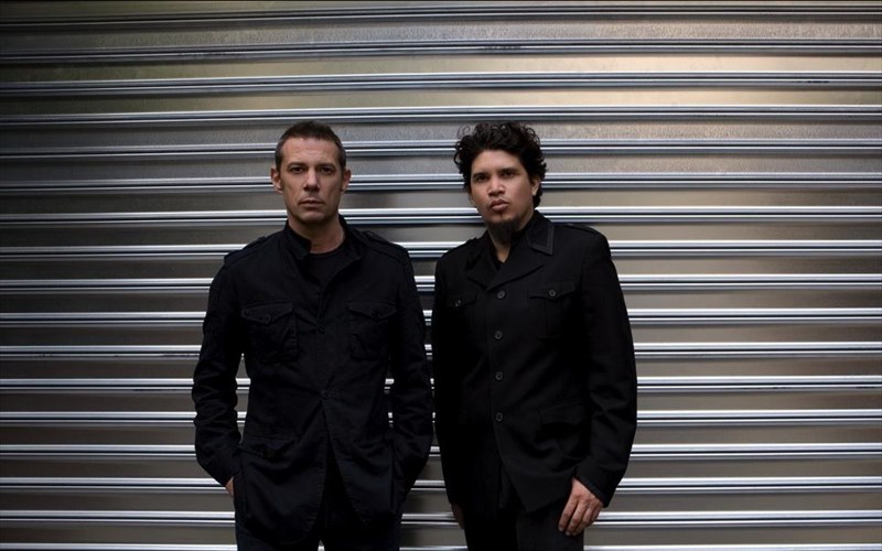 oi-thievery-corporation-simera-stin-plateia-nerou