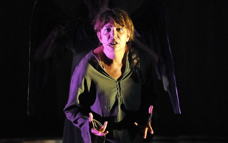 i-gunaika-tis-zakuthos-dinei-zoi-se-dekades-arxaia-theatra-stin-ellada