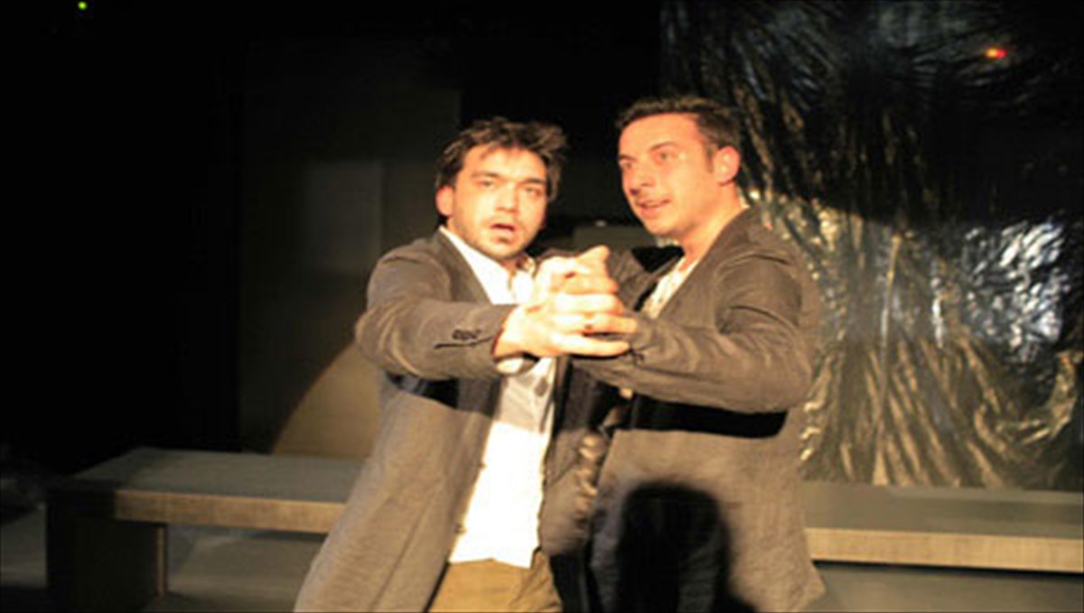 kritiki-theatrou-drunk-enough-to-say-i-love-you