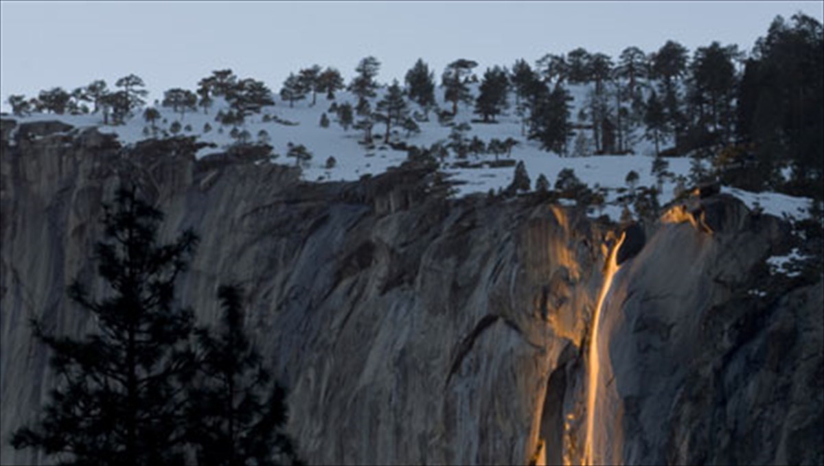 enas-katarraktis-apo-fotia-stin-kalifornia