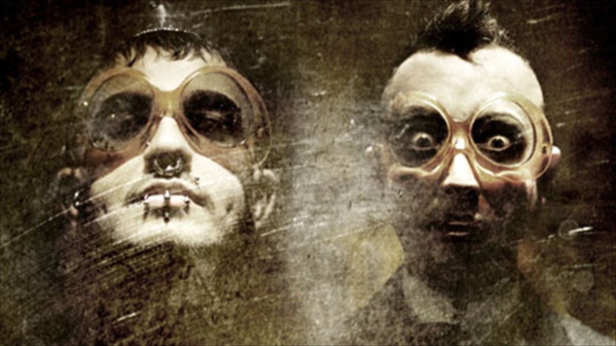 ena-italoelliniko-didumo-sti-skini-tou-six-dogs