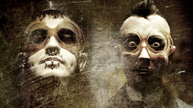 ena-italoelliniko-didumo-sti-skini-tou-six-dogs