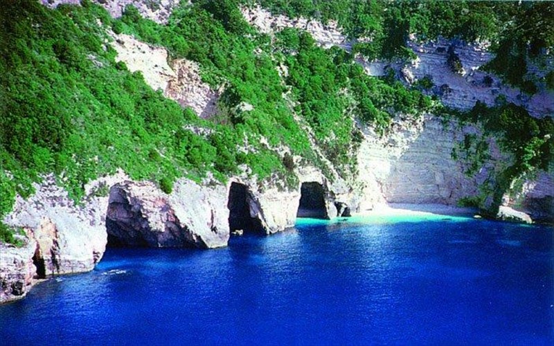 paksoi-kosmopolitiko-mustiko-gia-ligous