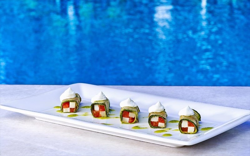 neo-menou-sto-belvedere-tis-mukonou