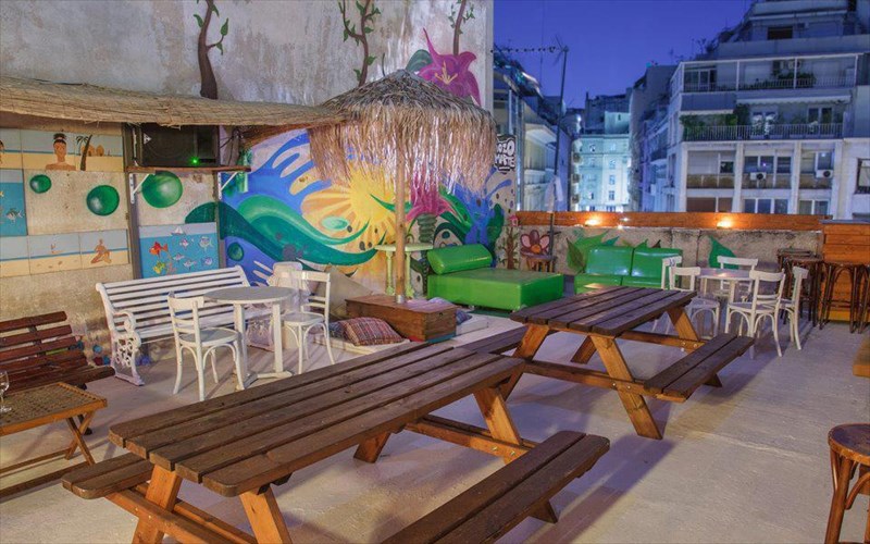 tin-kaname-taratsa-5-stekia-gia-poto-me-anoixto-ourano-stekia-gia-poto-me-anoixto-ourano