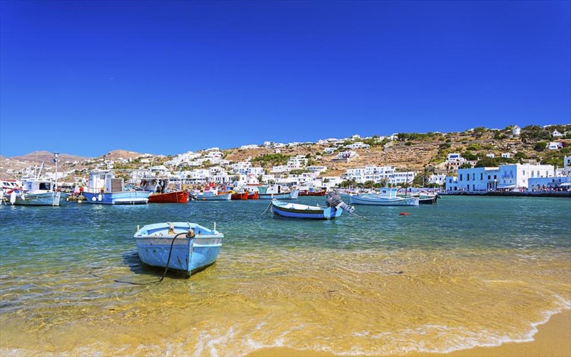 mukonos-h-basilissa-ton-kukladon-me-ta-polla-prosopa