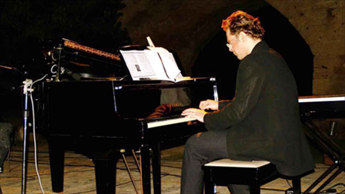 o-stefanos-korkolis-taksideuei-se-mousikes-sxeseis