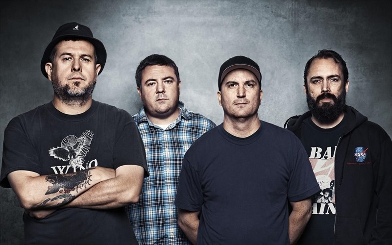 rocknroll-apo-tous-clutch-stin-iera-odo