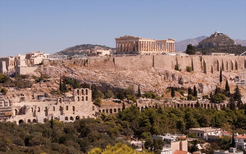 i-athina-katakta-tous-touristes-apo-olo-ton-kosmo