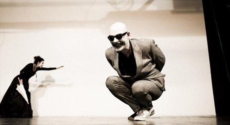 kai-ta-psaria-bgikan-na-polemisoun-enantia-stous-anthropous-kritiki-theatrou