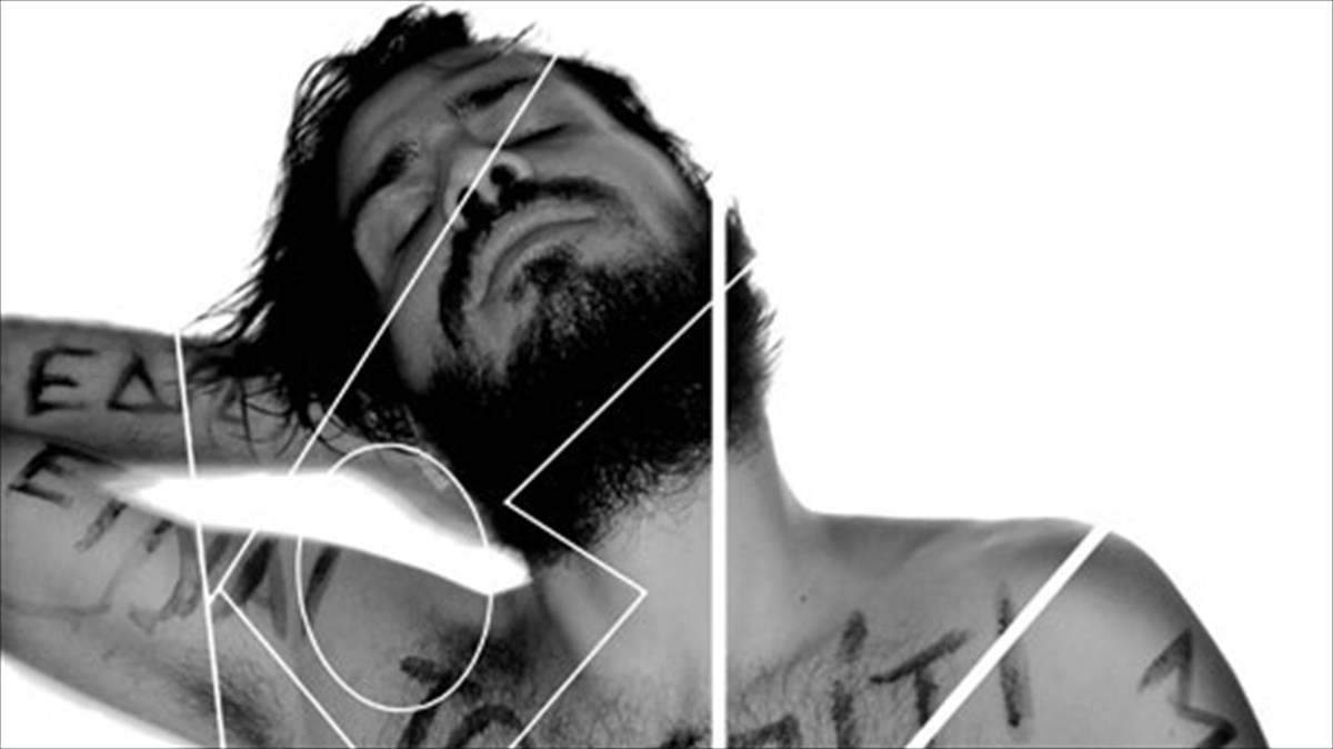 enas-polu-ksexoristos-kurios-ksana-epi-skinis