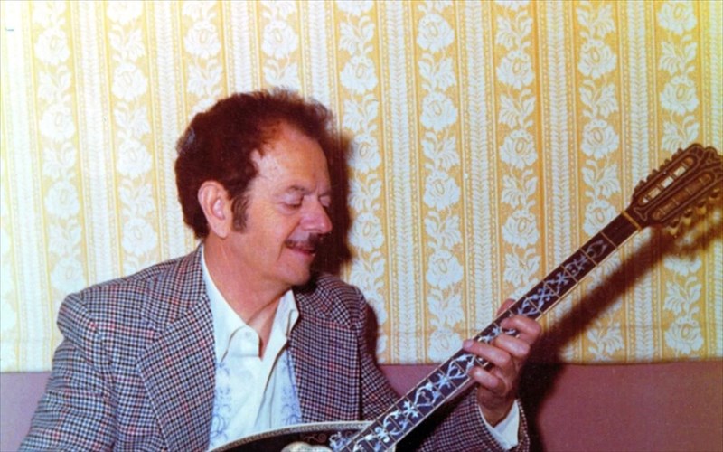 o-tsitsanis-kai-oi-gunaikes-tou-se-mia-nea-parastasi-sto-kthbe