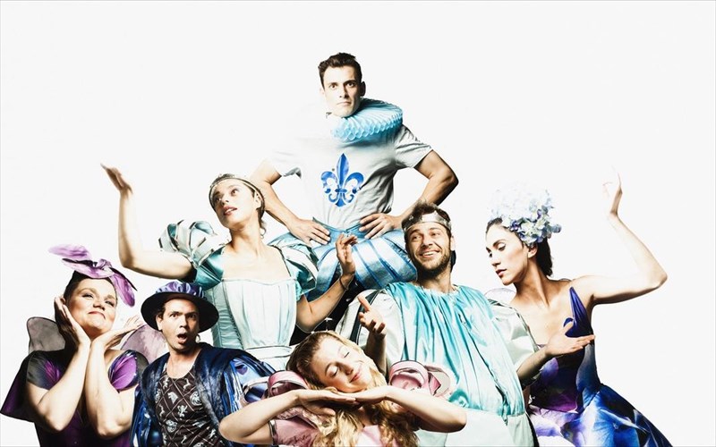 i-koimomeni-ksupnise-kai-periplanietai-se-diafora-theatrika-festibal