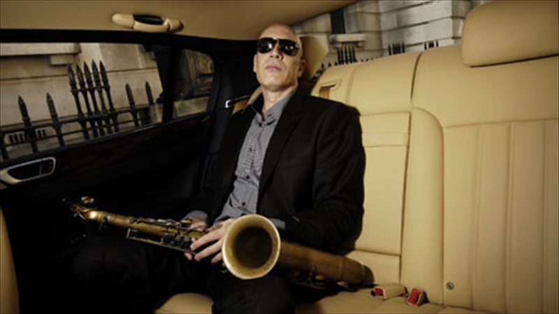 mousiko-jazz-taksidi-ston-planiti