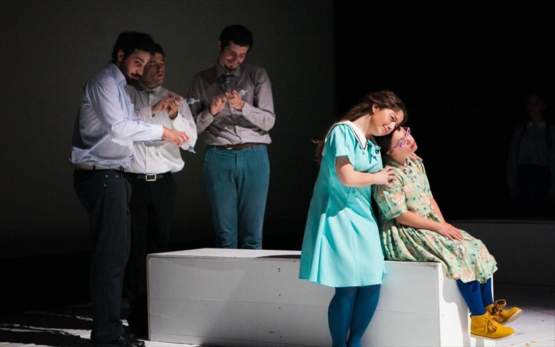 o-anthropos-anemistiras-stis-giortes-anoixtou-theatrou-thessalonikis