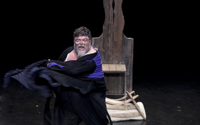 i-alithini-apologia-tou-sokrati-me-ton-stamati-kraounaki-paratasi-parastaseon