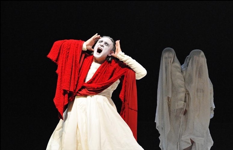 perses-apo-to-kthbe-sto-arxaio-theatro-filippon