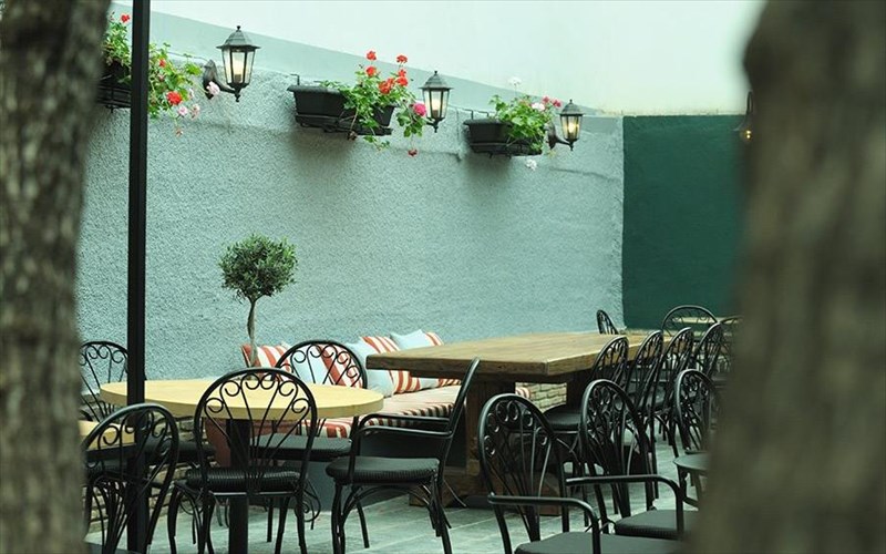 ta-koritsia-ksenuxtane-se-3-athinaika-mpar-athinaika-mpar