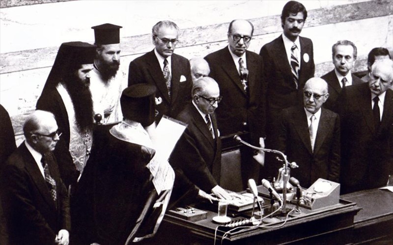 ekthesi-gia-ti-dimokratia-sto-megaro-tis-boulis