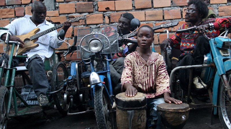 floran-nte-la-toule-me-mia-kamera-sto-xeri-sto-kongko