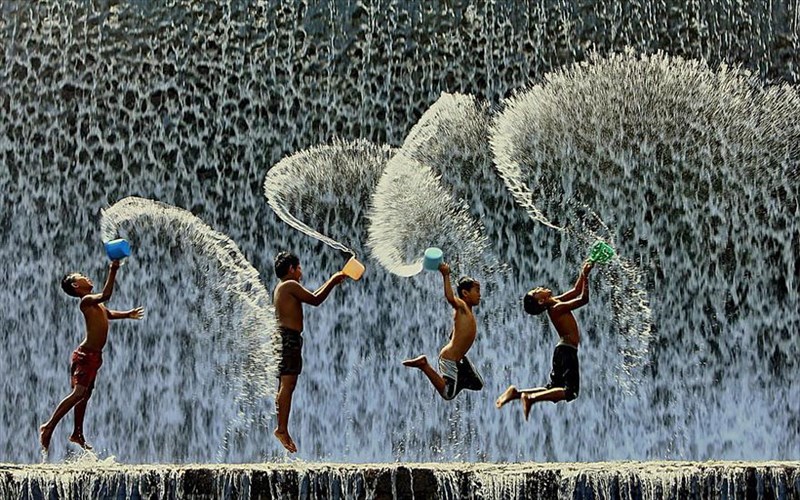 otan-paizoun-ta-paidia