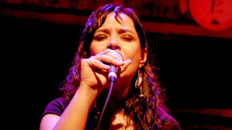 Jazz-taksidi-me-ti-fenia-papadodima-kai-ena-dunamiko-jazz-trio