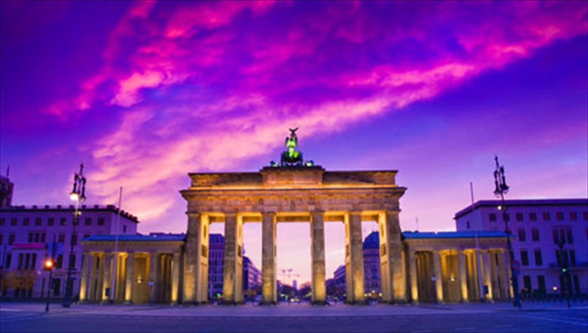 then-we-take-berlin-taksidi-stin-poludiastati-germaniki-proteuousa