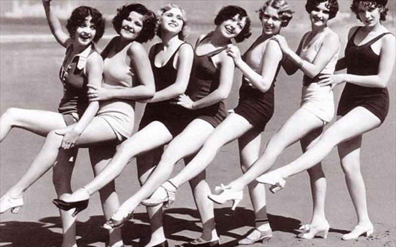 ena-retro-foteino-kalokairi-se-aspro-mauro-photos