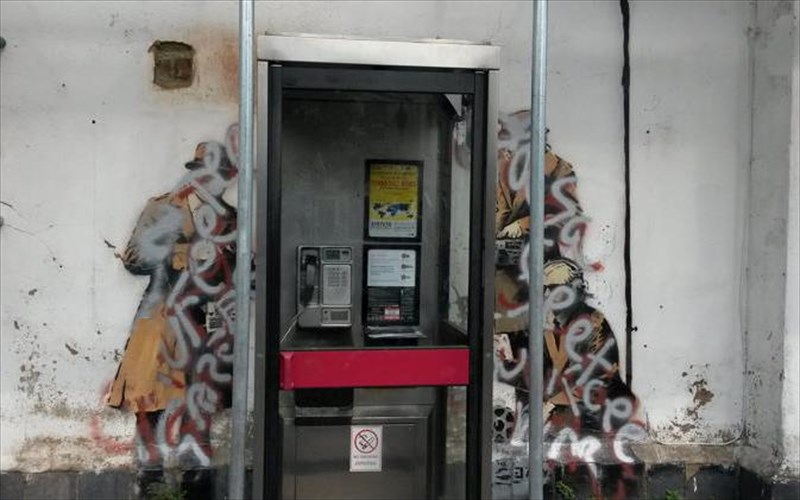 antikeimeno-bandalismou-i-toixografia-spy-booth-tou-banksy-toixografia-spy-booth-tou-banksy